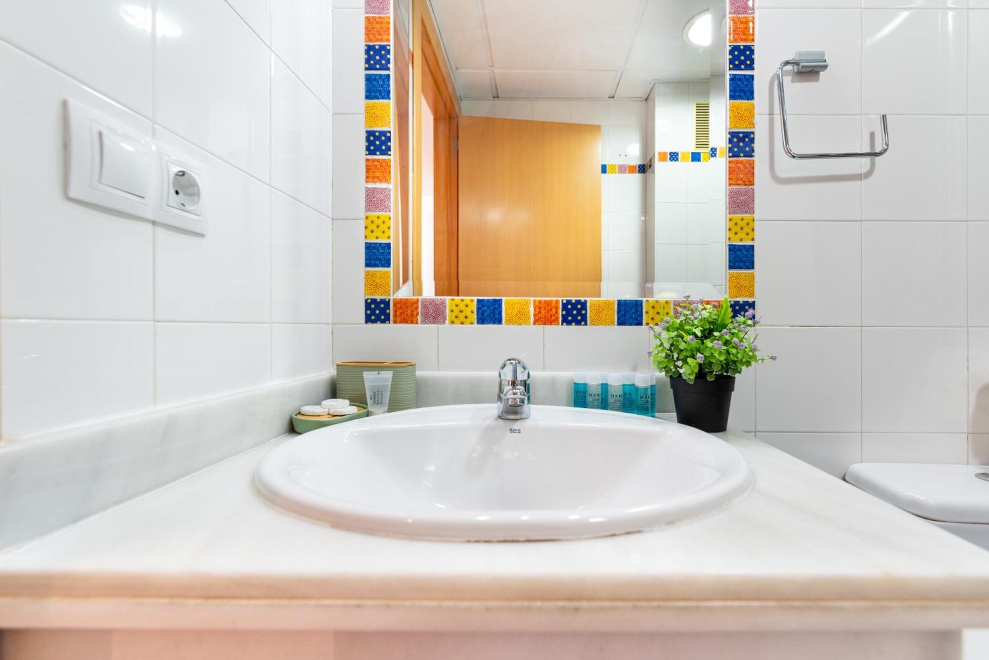 Wintowinrentals Quiet Apartment, Good Location, Free Parking Малага Экстерьер фото